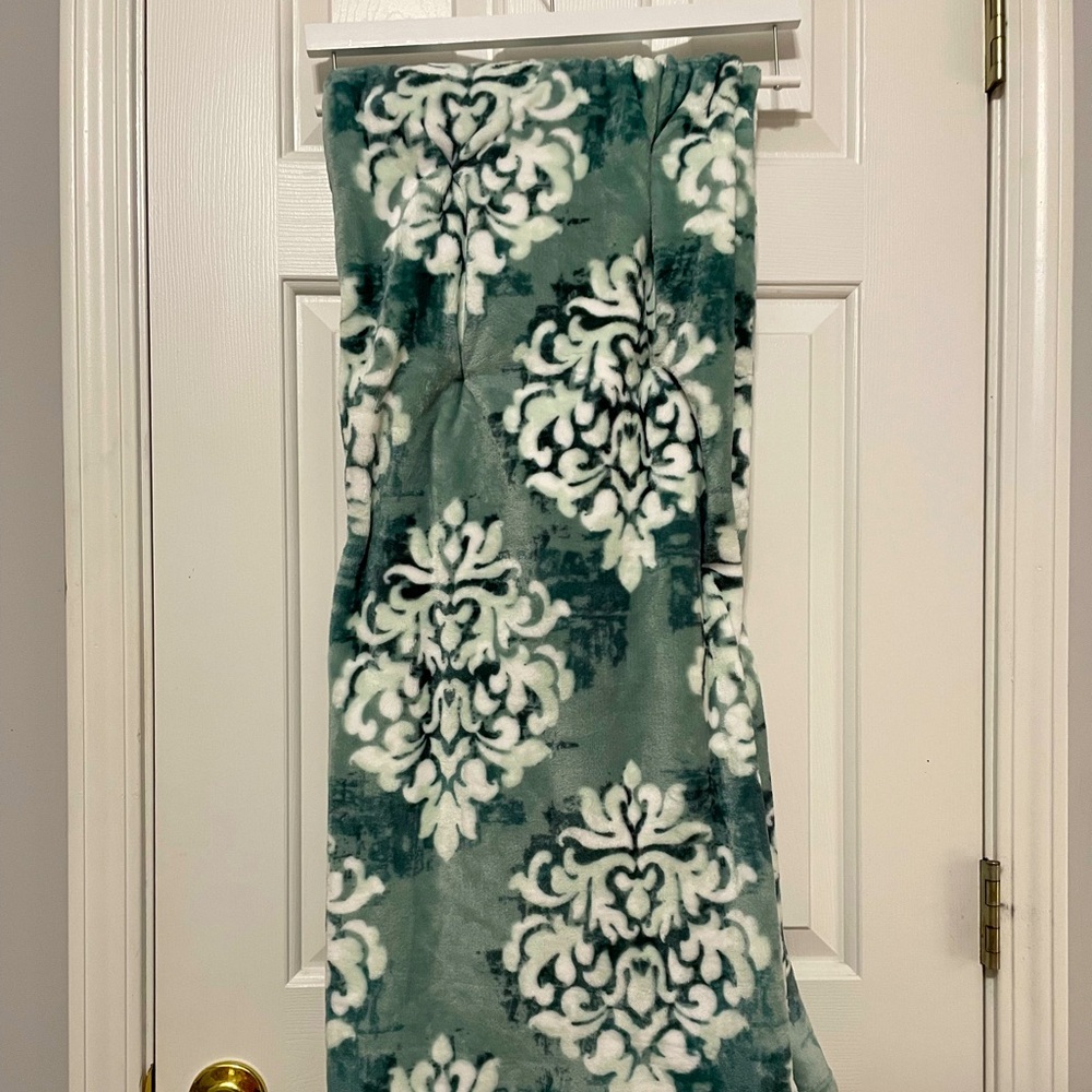 Green throw blanket